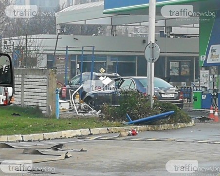 Чудовищно задръстване в София, след като кола се заби в колонка на бензиностанция