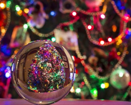 Хванаха опасни светещи гирлянди, пиратки и играчки за Коледа