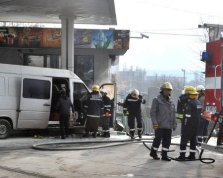 Микробус избухна в пламъци на бензиностанция в Хасково