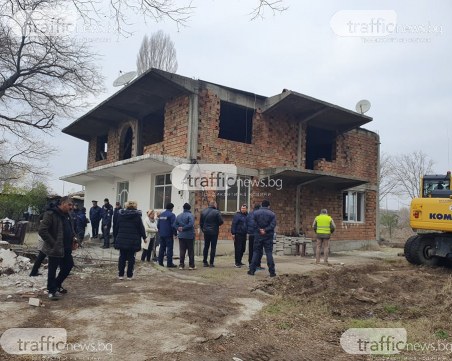 В Арман махала: Роми отказаха да напуснат къщата си, полиция ги изведе принудително
