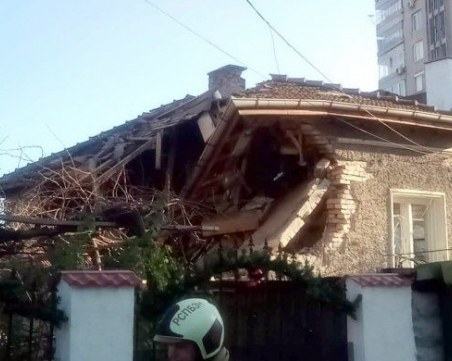 Взрив на бойлер срути част от къща в Шумен
