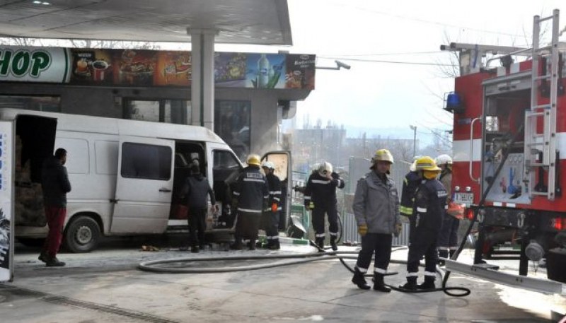 Микробус избухна в пламъци на бензиностанция в Хасково