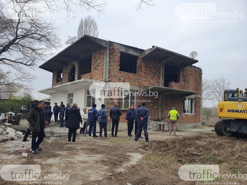 В Арман махала: Роми отказаха да напуснат къщата си, полиция ги изведе принудително