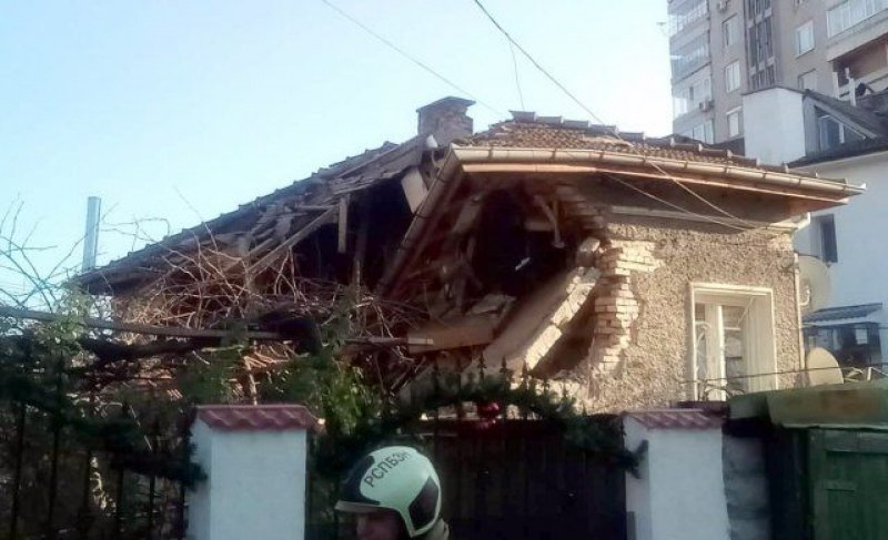 Взрив на бойлер срути част от къща в Шумен