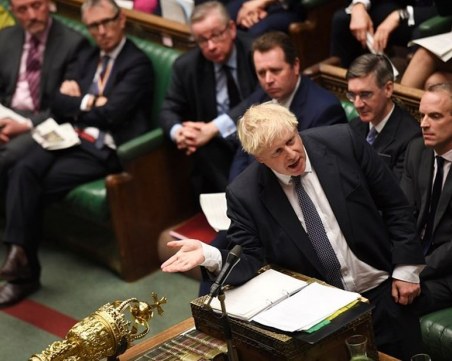 Джонсън печели вота с малка преднина