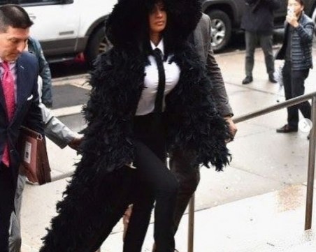 Карди Би се яви в съда с наметало от черни пера