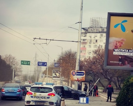 Кола се вряза в електрически стълб във Варна