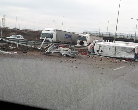 Микробус се обърна и запуши Околовръстното на София