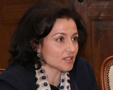 Министър Танева връчва дипломите на абсолвентите от АУ-Пловдив днес