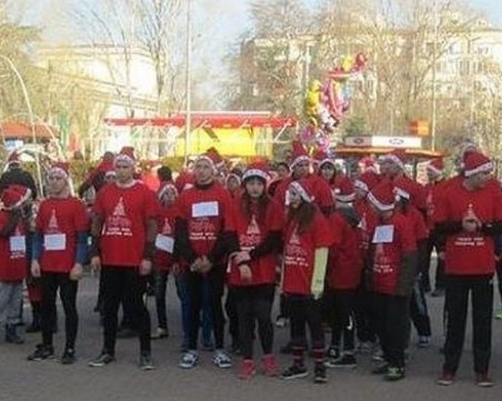 Над 200 човека се включват в благотворителен коледен крос в Асеновград