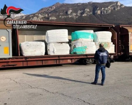 Над 800 тона незаконен боклук за България спряха карабинерите край Милано