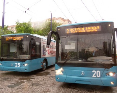 Нерви на пътя: Младеж строши чистачките на тролей в Пазарджик – движил се бавно