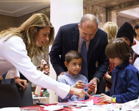 Румен Радев, съпругата му и деца на 