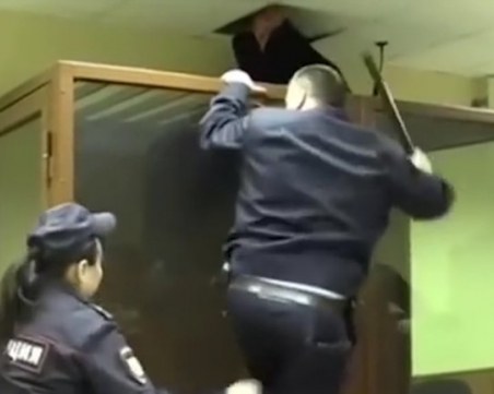 Руснак, обвинен в убийство, опита да избяга през тавана