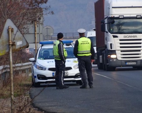 Тираджия напръска със спрей и преби с метална палка друг шофьор на АМ 