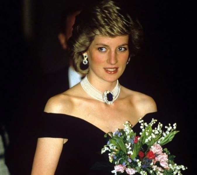 Британец купи рокля на принцеса Даяна за 220 000 лири