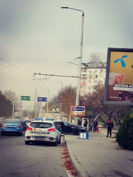 Кола се вряза в електрически стълб във Варна