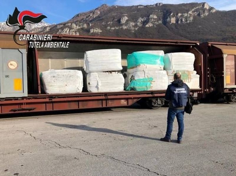 Над 800 тона незаконен боклук за България спряха карабинерите край Милано