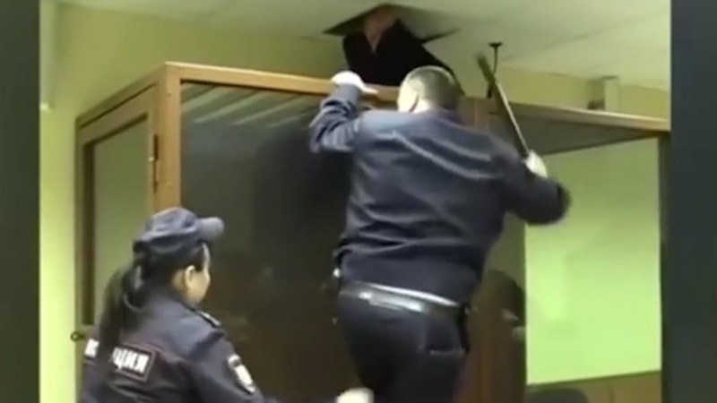 Руснак, обвинен в убийство, опита да избяга през тавана