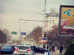 Кола се вряза в електрически стълб във Варна