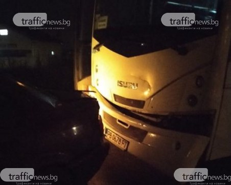 Автобус помля БМВ без спирачен път - отмести го на няколко метра
