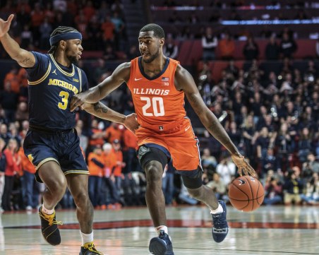 Баскетболист нокаутира рефера след кош