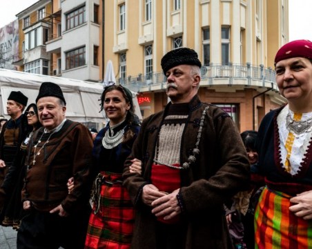 Еснафът превзе главната на Пловдив с тъпани, гайди и пушкала