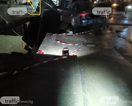 Голяма пропаст зейна пред жилищна сграда в София! Коли пропаднаха в нея