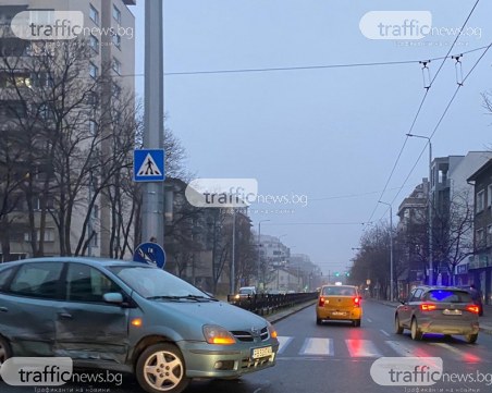 Катастрофа затруднява движението на голям булевард в Пловдив