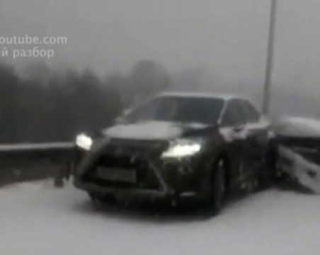 Магистрала като ледена пързалка! 48 коли се нанизаха в Русия