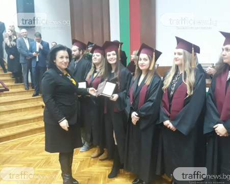 Министър Танева връчи дипломите на 20 отличници магистри от Аграрния