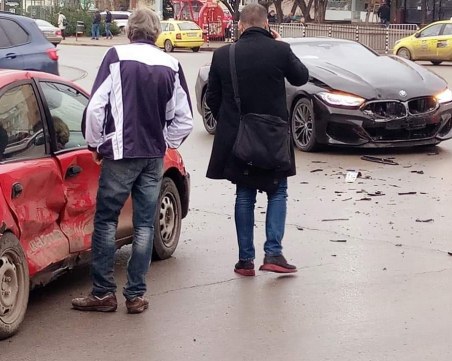 След челен удар между два леки автомобила, жена е откарана в болница