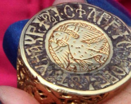 Златният пръстен от Калиакра и монетите от Балък дере показват в НИМ