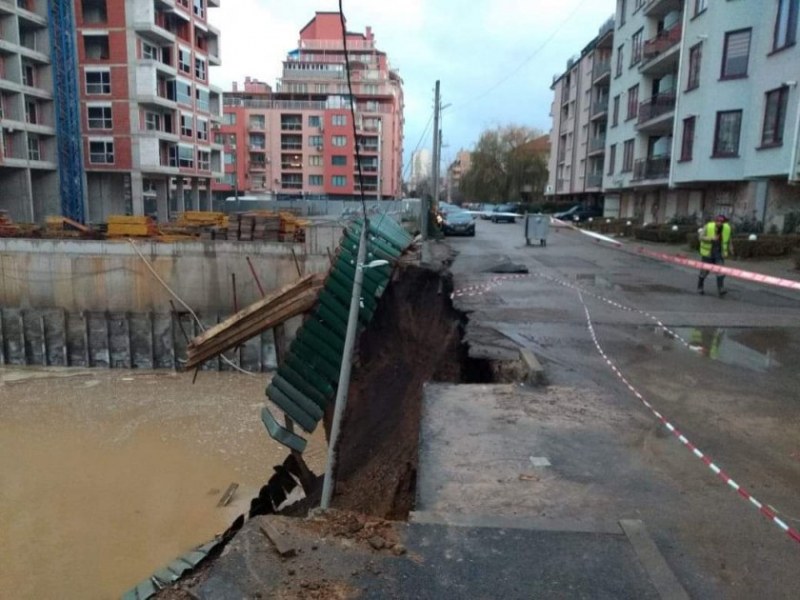 Спукан водопровод отворил пропастта, в която пропадна улица в София
