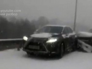 Магистрала като ледена пързалка! 48 коли се нанизаха в Русия