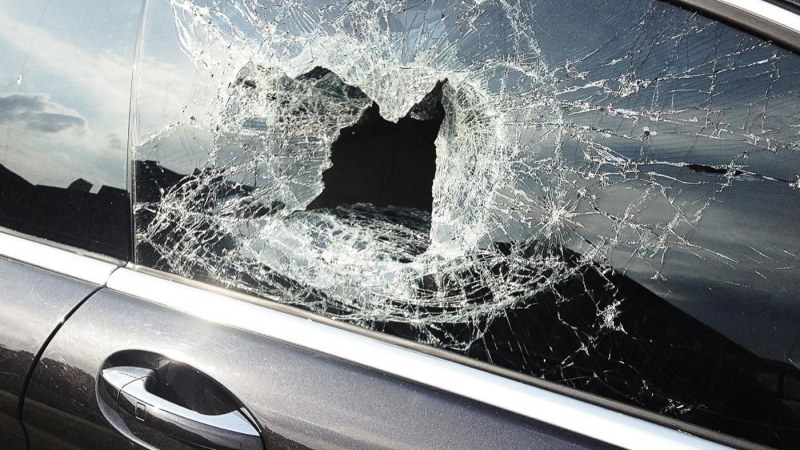 30-годишен строши стъкло на кола с пистолет