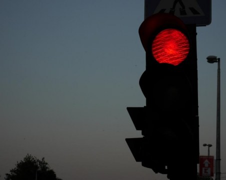 Детето, пометено от кола на НСО, пресичало на червено