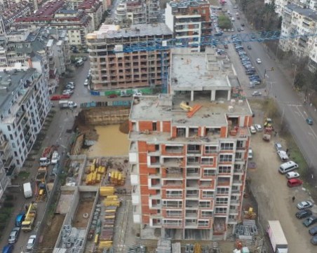 Кой ще плати за пропадналия път, завлякъл няколко коли пред жилищна сграда?