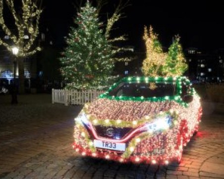 Кола се превърна в пътуващо коледно дръвче