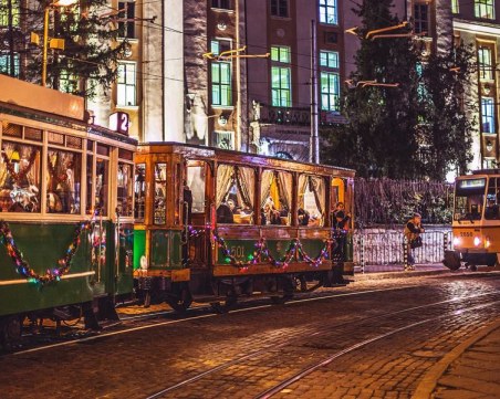 Коледен ретро трамвай радва столичани