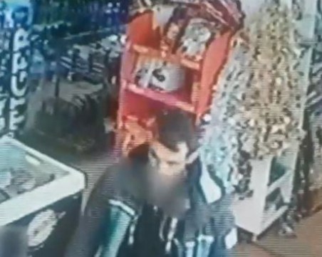 Мъж нахлу с нож в хранителен магазин