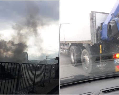 Пежо се запали в движение в столицата, друг шофьор се притече на помощ