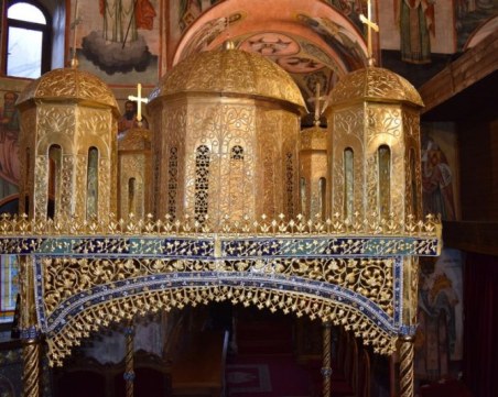 Столичен златар възстанови 4-вековен олтарен балдахин в Бачковския манастир