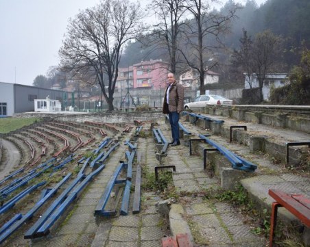 Търсят финансиране за стадиона в Асеновград