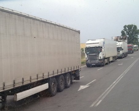 Тир отнесе мантинела и стълб в Русе