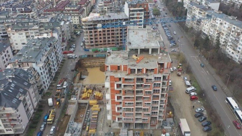 Кой ще плати за пропадналия път, завлякъл няколко коли пред жилищна сграда?
