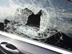 30-годишен строши стъкло на кола с пистолет