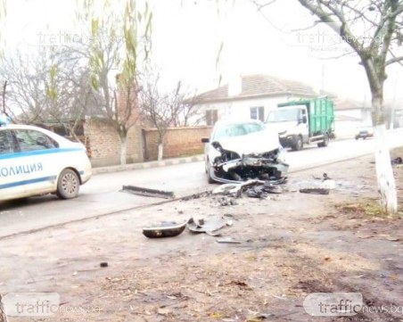 БМВ блъсна челно Мерцедес в Рогош, има пострадал