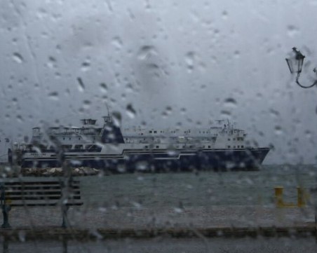 Буря в Гърция: Има наводнени пътища и спрени фериботи