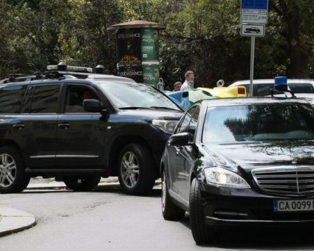 Обмислят видеонаблюдение в служебните коли на НСО